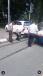 Proses Evakuasi Mobil Parkir Menjorok di Kota Solo