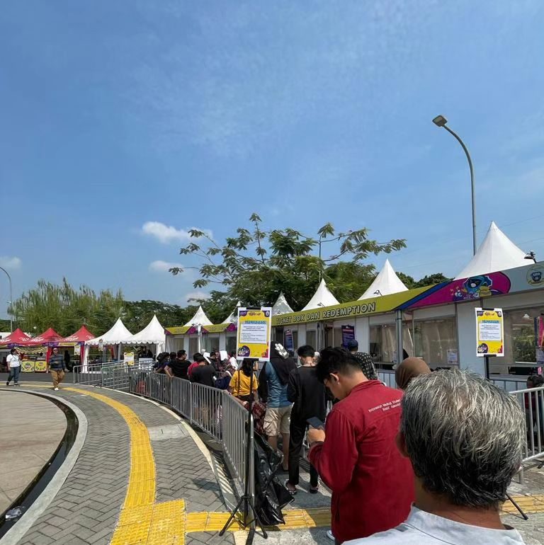 Suasana Tukar Tiket Konser Sheila On 7 di Solo