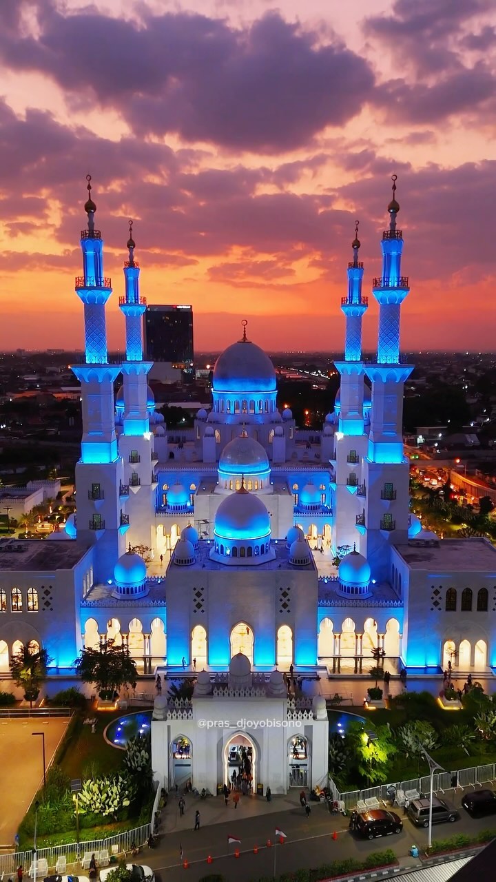 Masjid Raya Syeikh Zayed Solo Destinasi Wisata Religi di Solo