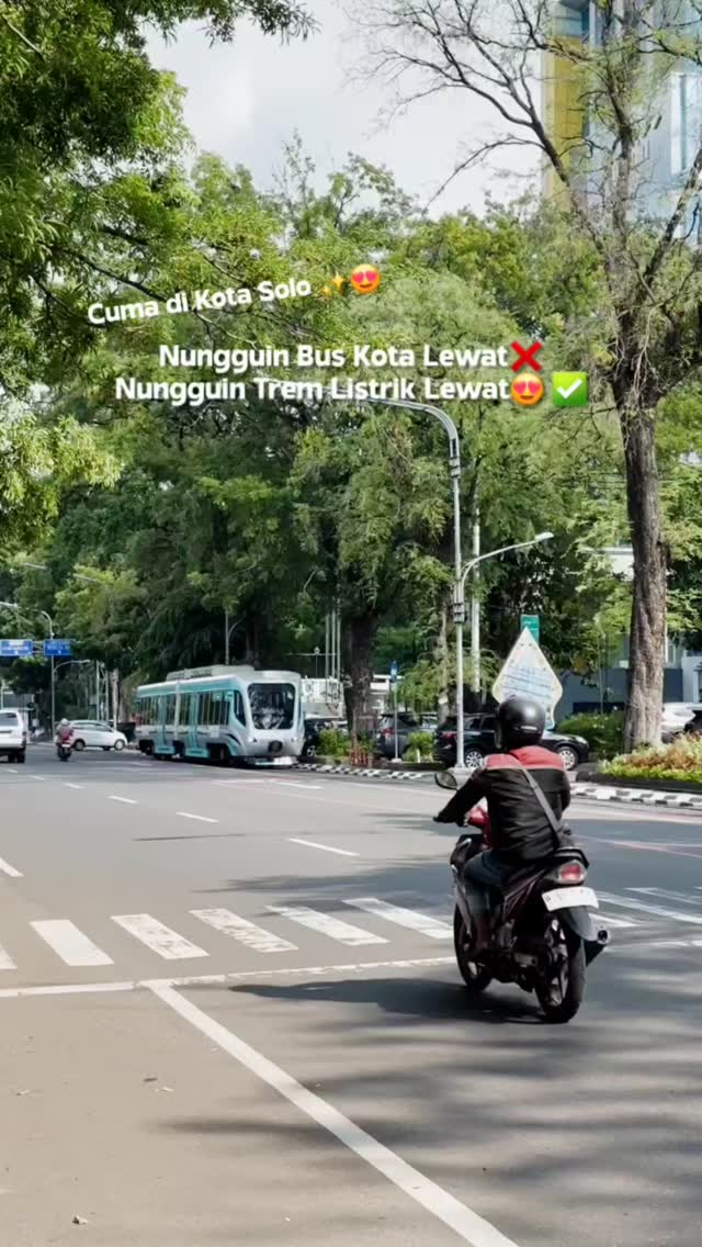 Cuma di Kota Solo Nungguin Trem Listrik Lewat