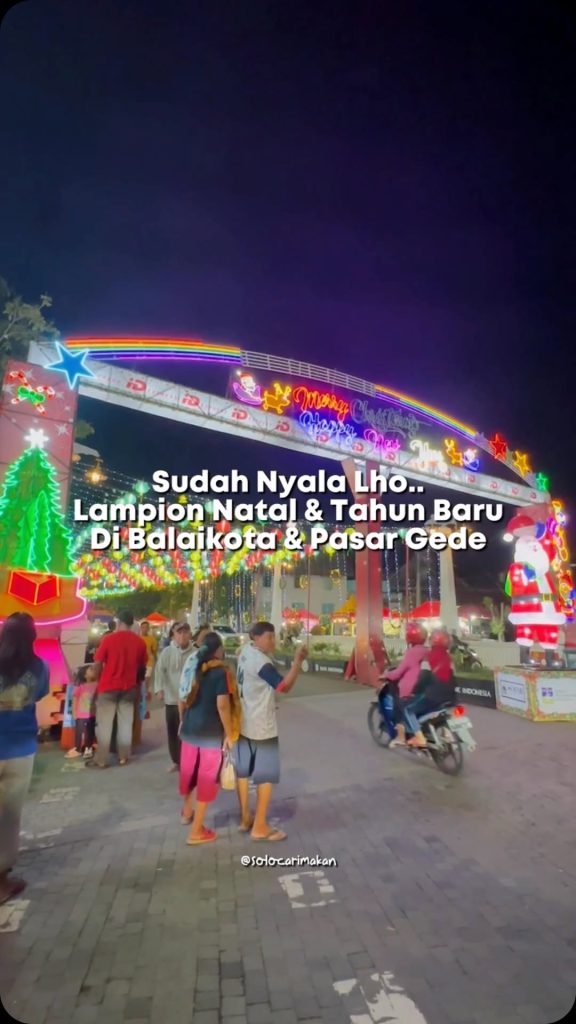 Menyala Lampion Natal Tahun Baru Depan Balaikota dan Pasar Gede