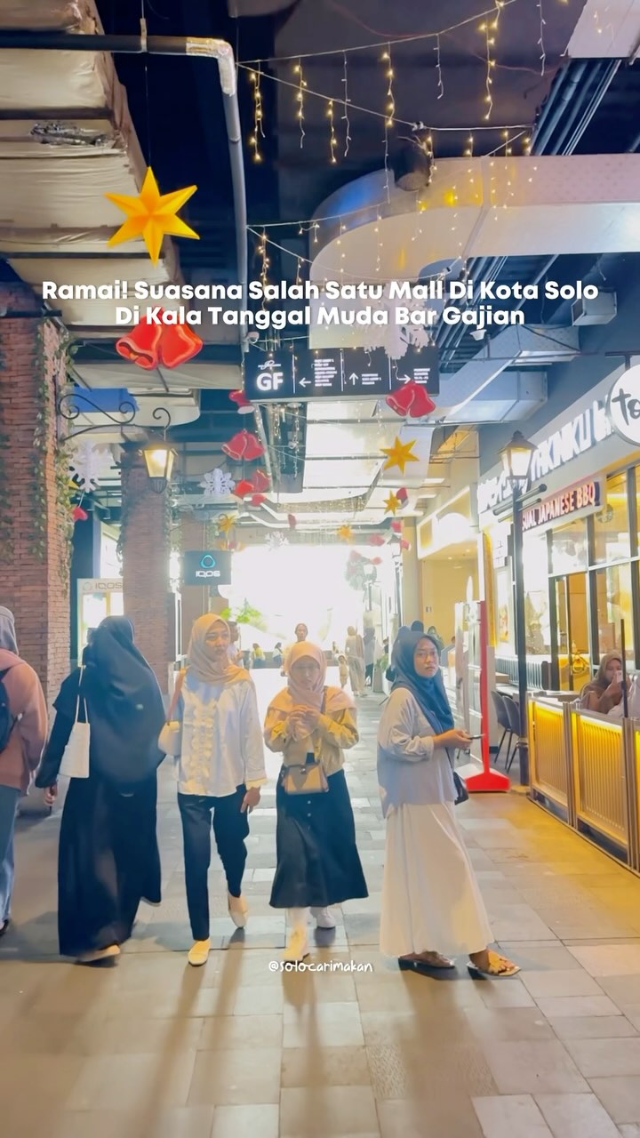 Suasana Mall di Kota Solo Saat Tanggal Muda