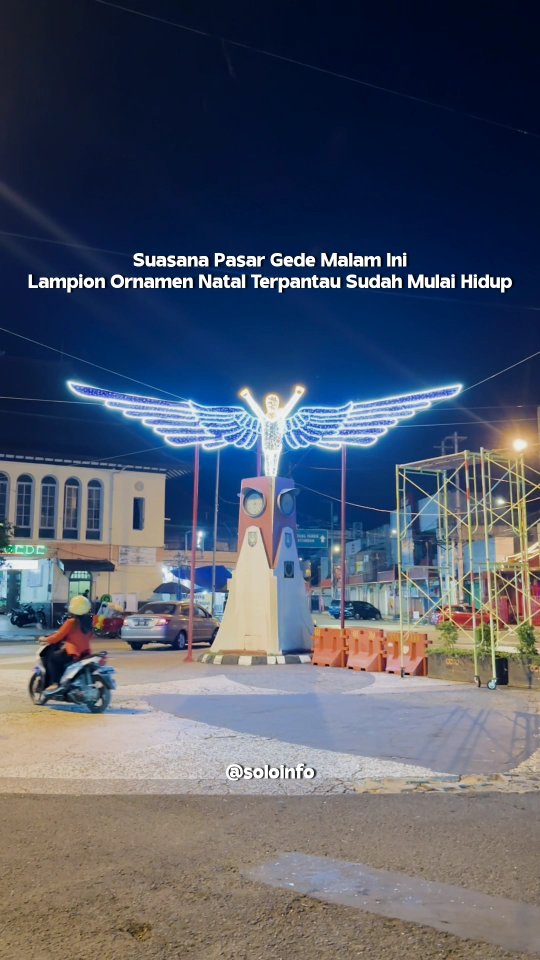 Suasana Pasar Gede Solo Lampion Ornamen Natal 2024 Menyala