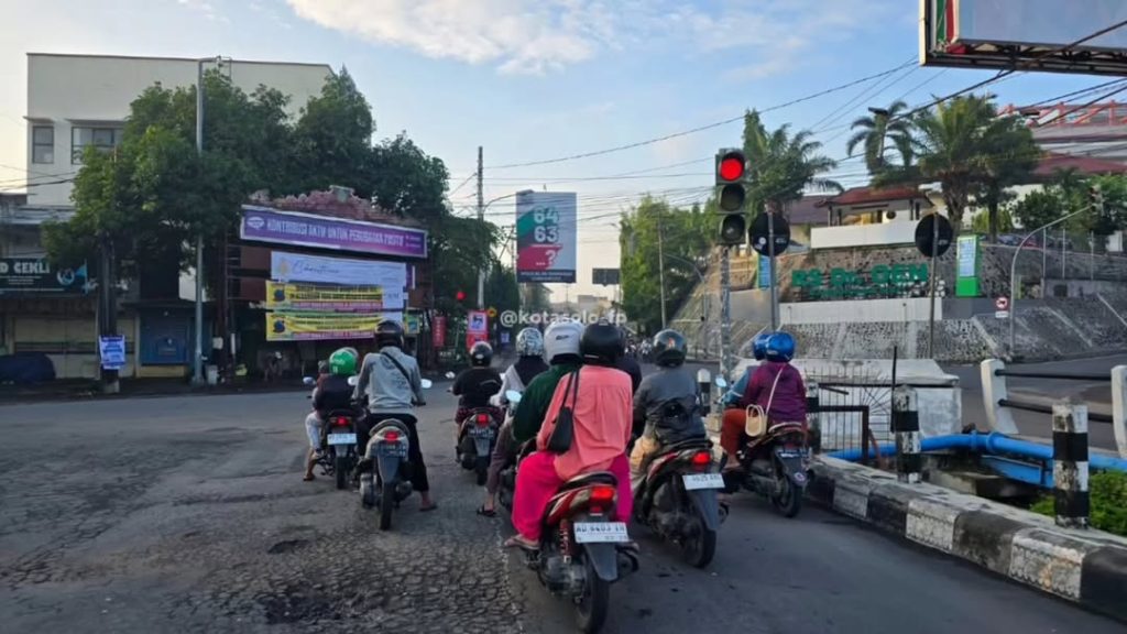 Suasana Pagi Perempatan Kandang Sapi Kota Solo