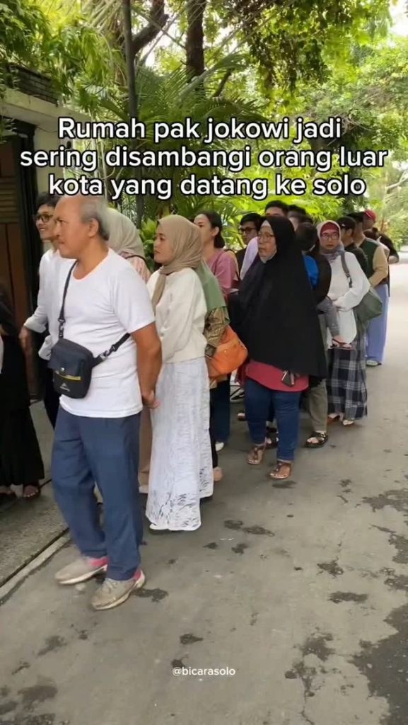 Suasana Ramai Warga Berkunjung Ke Rumah Pak Jokowi di Solo