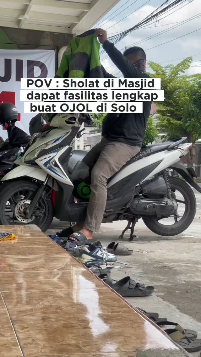 Sholat Di Masjid Fasilitas Lengkap Buat Ojek Online di Solo