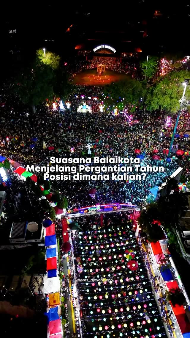 Suasana Ramai Malam Tahun Baru Depan Balaikota Solo