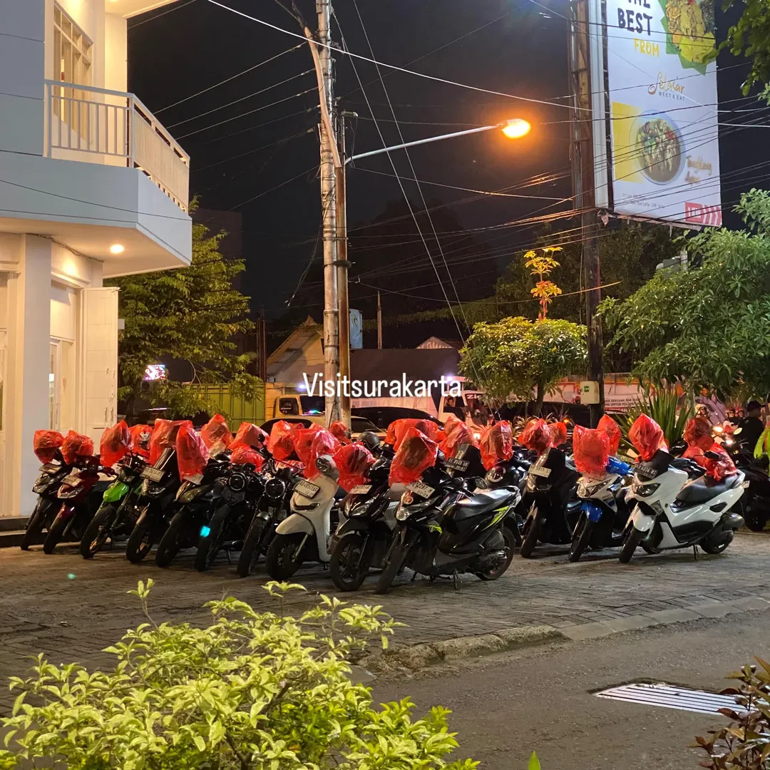 Salut Sama Petugas Parkir Di Kopi Kenangan Fajar Indah Solo