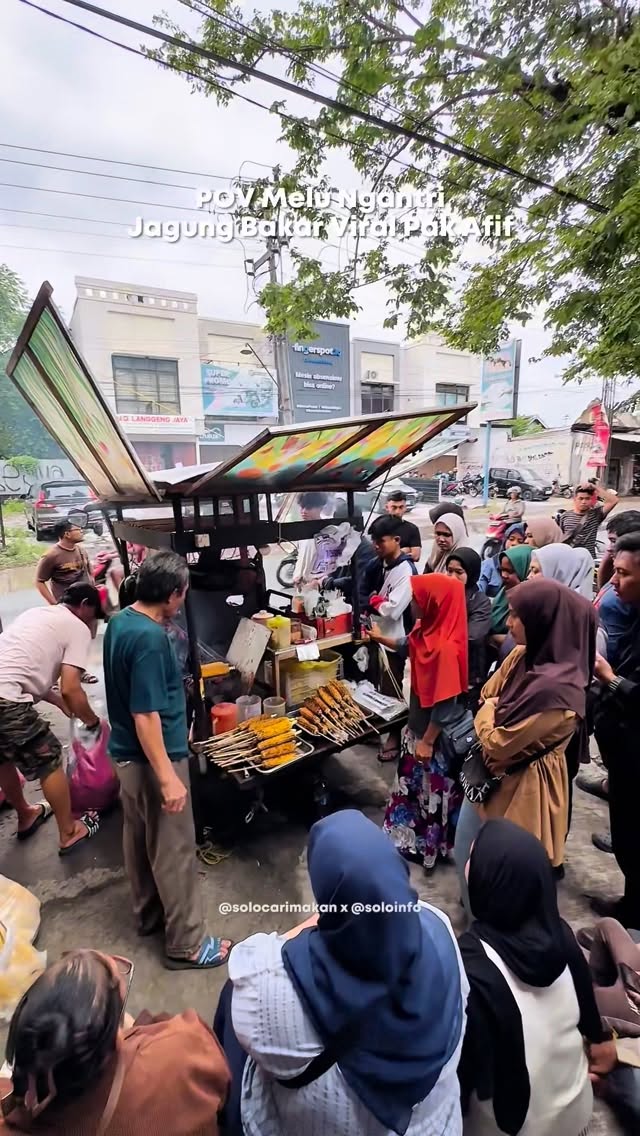 Suasana Antri Panjang Jagung Bakar Pak Afif Solo Baru 