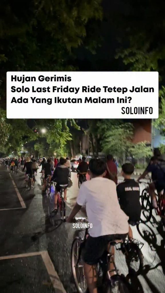 Suasana Hujan Gerimis Warga Naik Sepeda Keliling Kota Solo