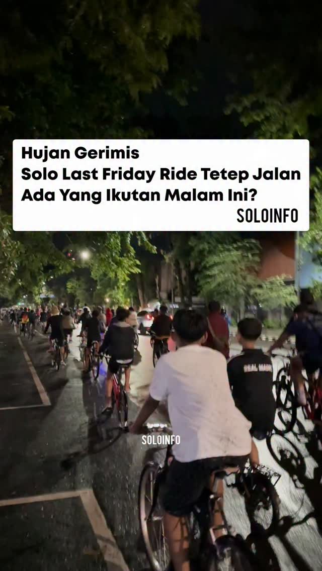 Suasana Hujan Gerimis Warga Naik Sepeda Keliling Kota Solo