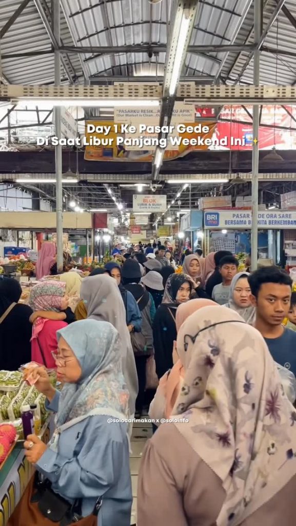 Suasana Weekend Pasar Gede Kota Solo Di Pagi Hari