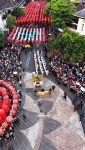Antusias Warga Kirab Alkulturasi Budaya Tionghoa Jawa di Solo