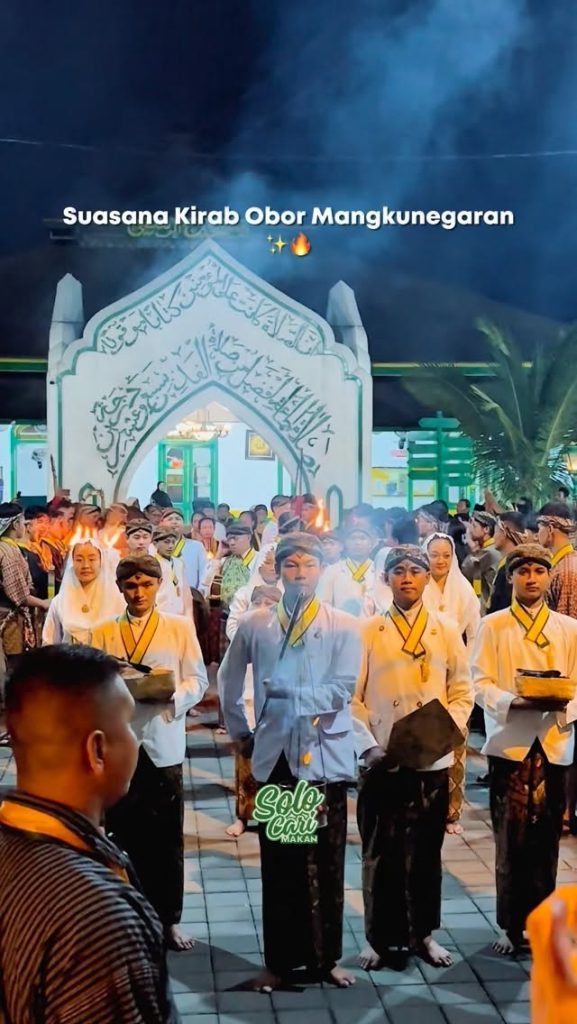 Suasana Kirab Obor Mangkunegaran Solo 2026