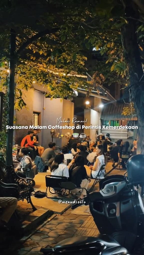 Suasana Malam Coffee Shop di Jalan Perintis Kemerdekaan Solo