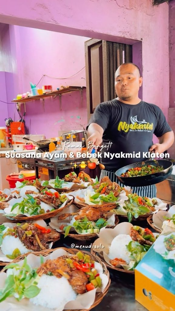 Suasana Warung Ayam Bebek Nyakmid di Klaten