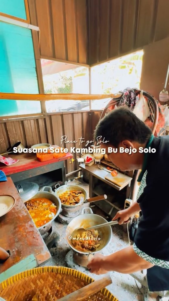 Suasana Warung Sate Kambing Bu Hj Bejo di Solo Saat Liburan