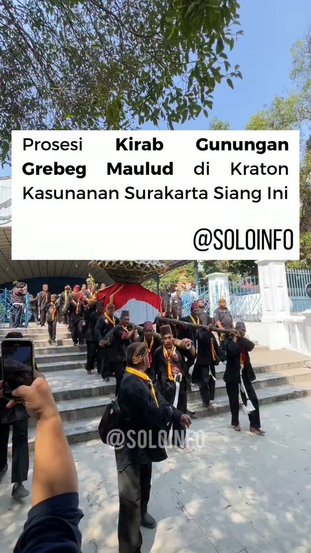 Prosesi Kirab Gunungan Grebeg Maulud di Keraton Kasunanan